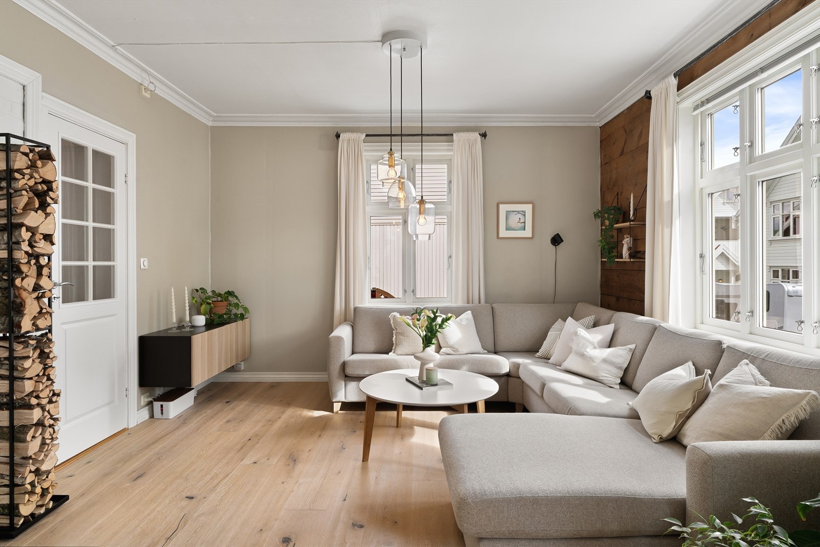 Her har man eikeparkett på gulv og lysmalte flater Galleribilde