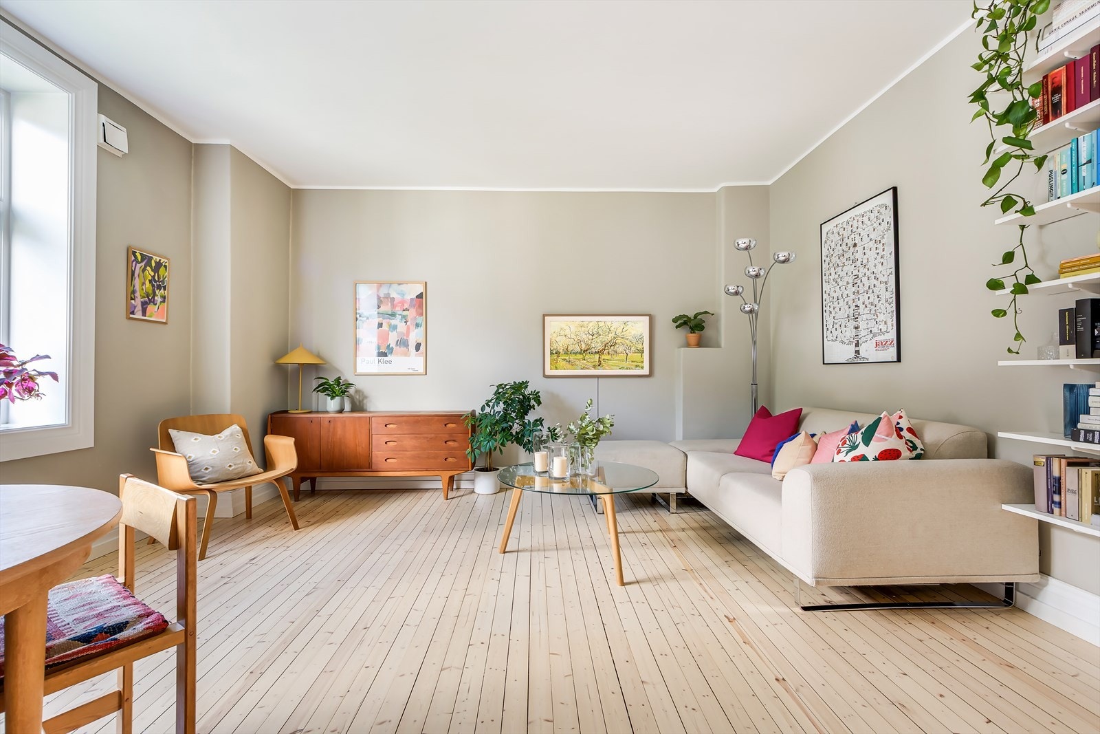 Leiligheten kombinerer moderne komfort med et tidløst, klassisk design. Galleribilde
