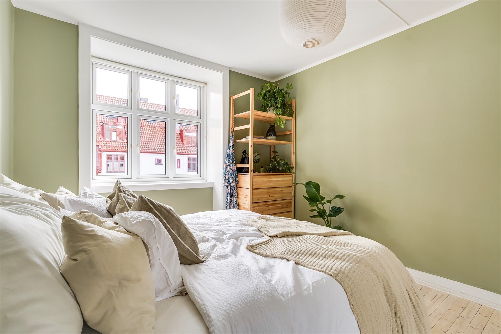 Her får du etterspurte kvaliteter som generøs takhøyde, originale tregulv og store vindusflater. Galleribilde