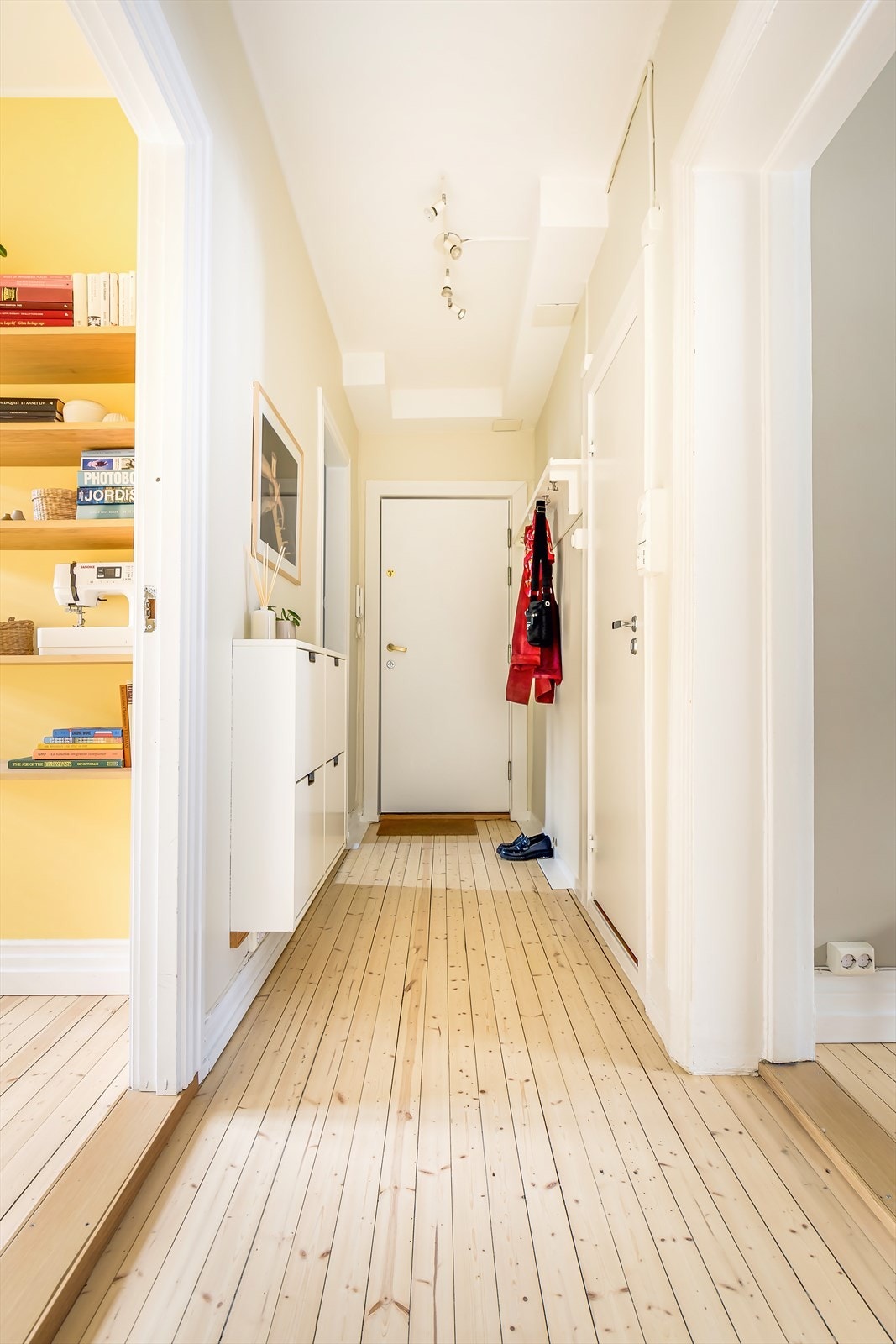 Her er det god plass til å sette fra seg sko og henge av seg yttertøy. Galleribilde