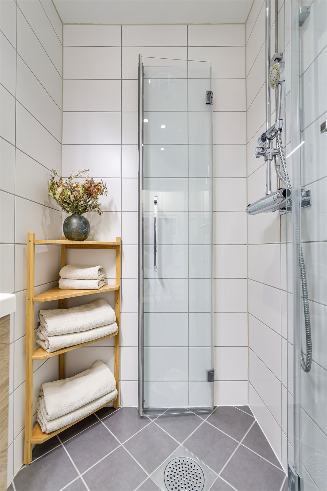 Tidløst design med flislagte overflater, elektrisk gulvvarme og opplegg for vaskemaskin. Galleribilde