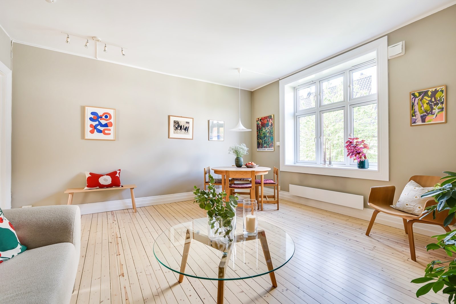 Lys og luftig stue med takhøyde på 2,68 meter, og store vindusflater som slipper inn rikelig med naturlig lys. Galleribilde