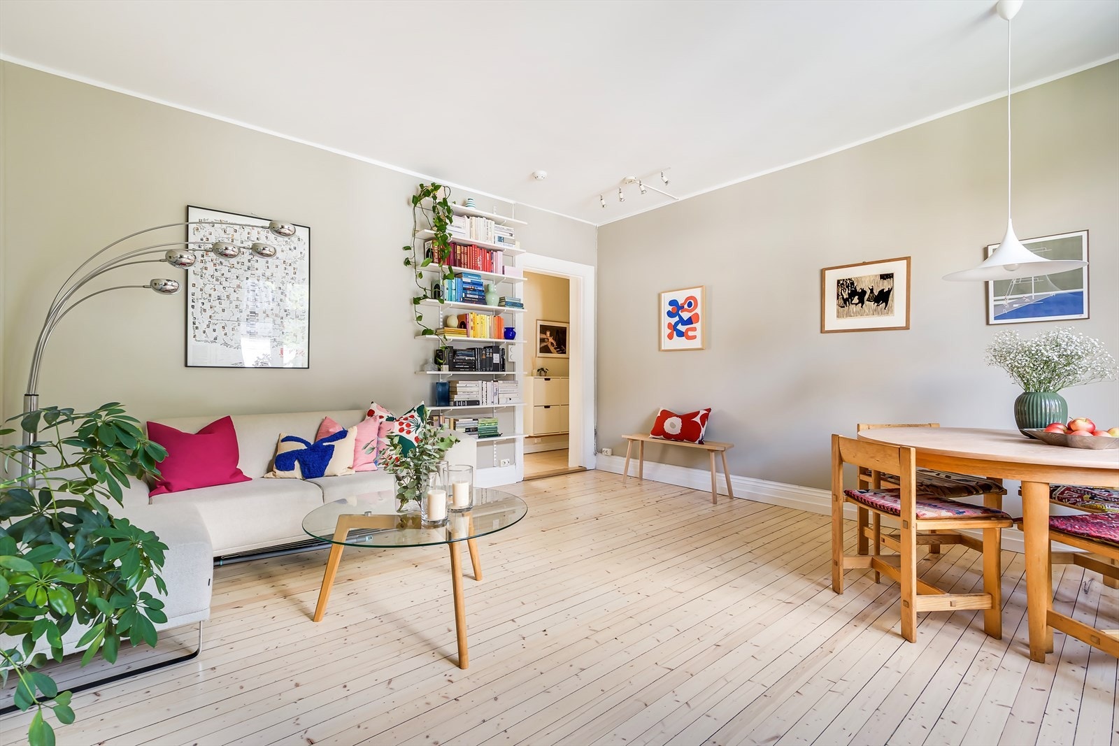 Planløsningen er romslig og gjennomgående, og består av en stor stue, separat kjøkken, 2 soverom og et bad fra 2019. Galleribilde