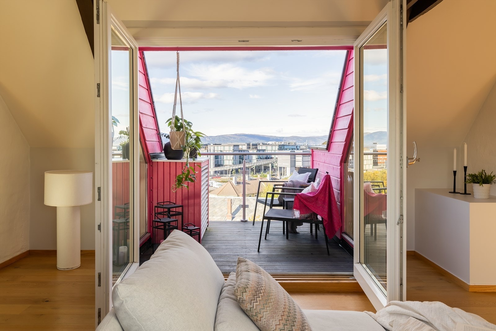 I direkte tilknytning til loftstuen er takterrassen på 5 m² med utsikt ut mot fjorden. Galleribilde