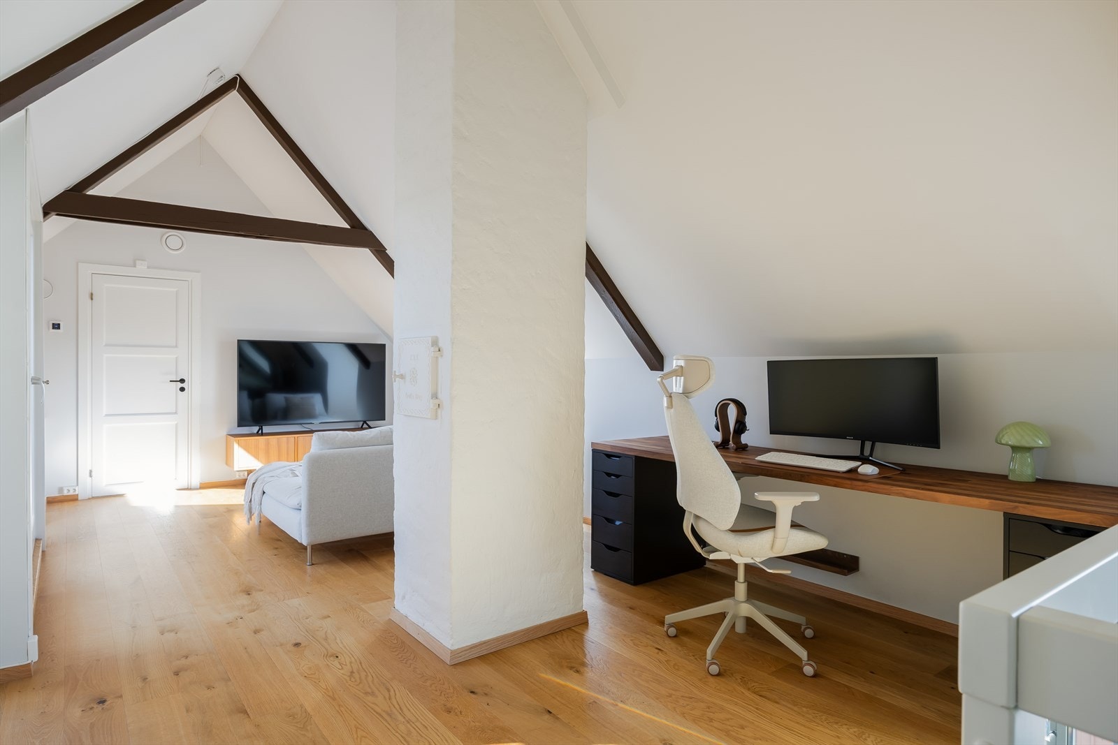 Loftet egner seg godt som loftstue og kontor. Galleribilde