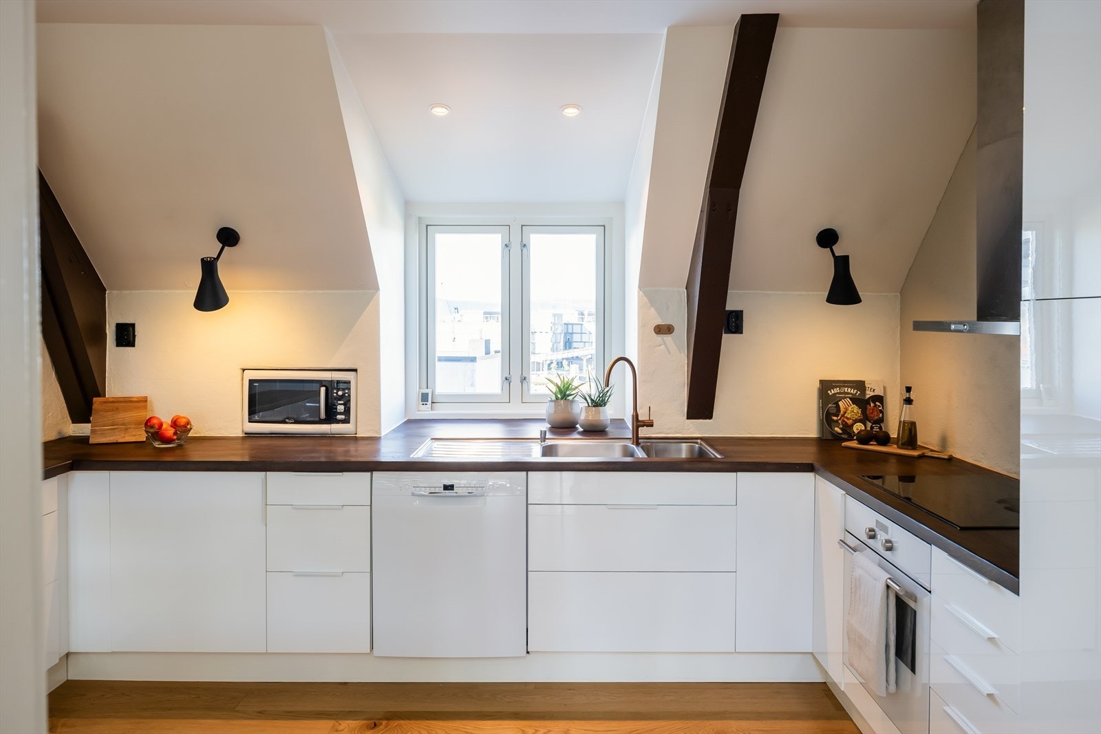 Romslig og tidløst kjøkken fra 2008 som ble fornyet i 2024. Kjøkkenet har fått tilstandsgrad 1 av takstmann. Galleribilde