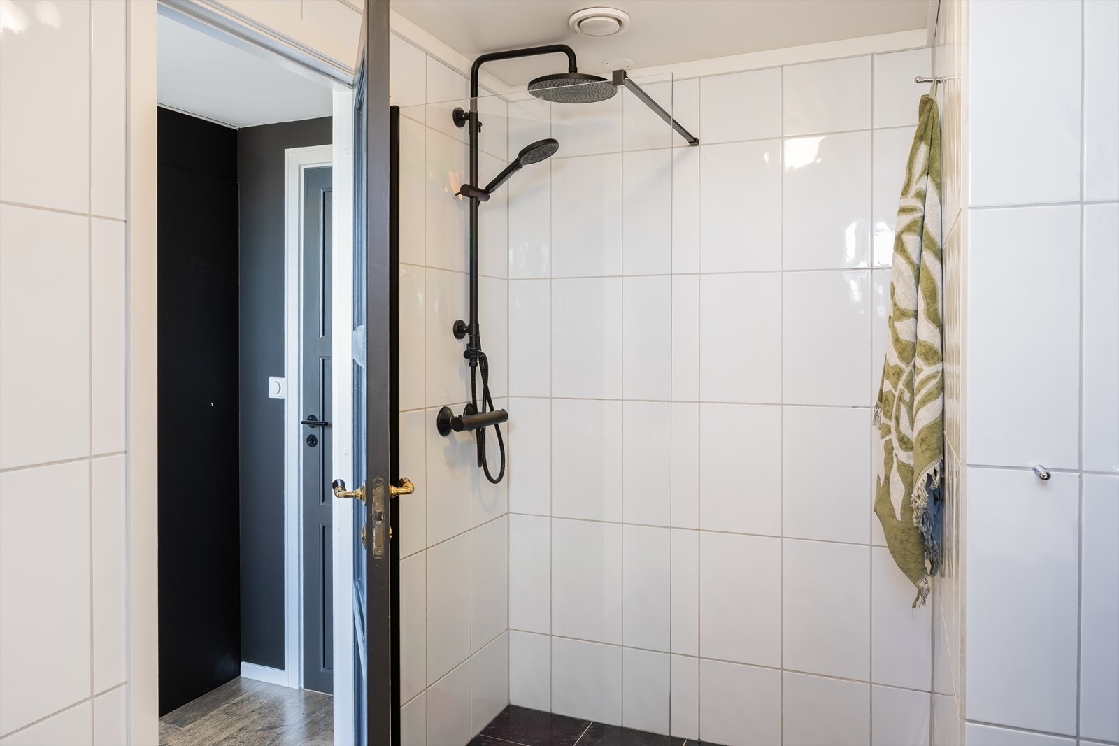 Det ble også satt inn nytt blandebatteri, regnfallsdusj, og dusjvegger under fornyingen. Galleribilde