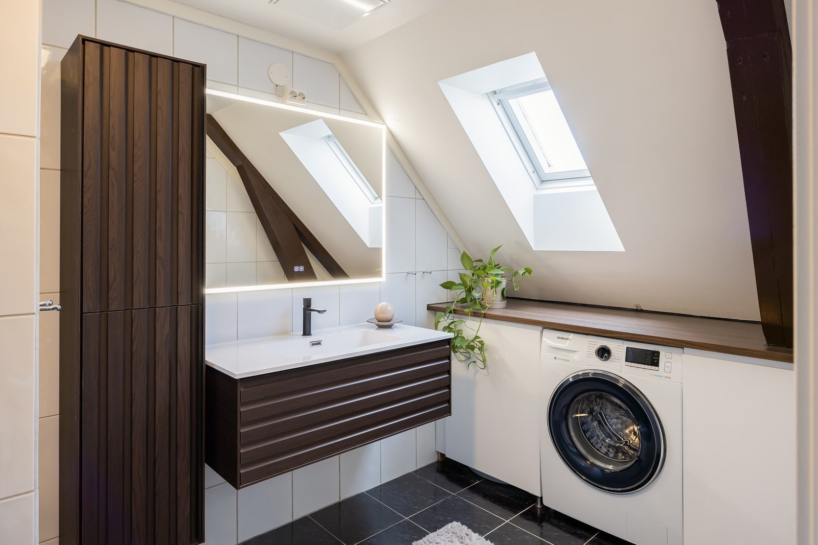 Flislagt bad på ca. 5 m² med gulvvarme. Badet ble fornyet i 2025. Galleribilde