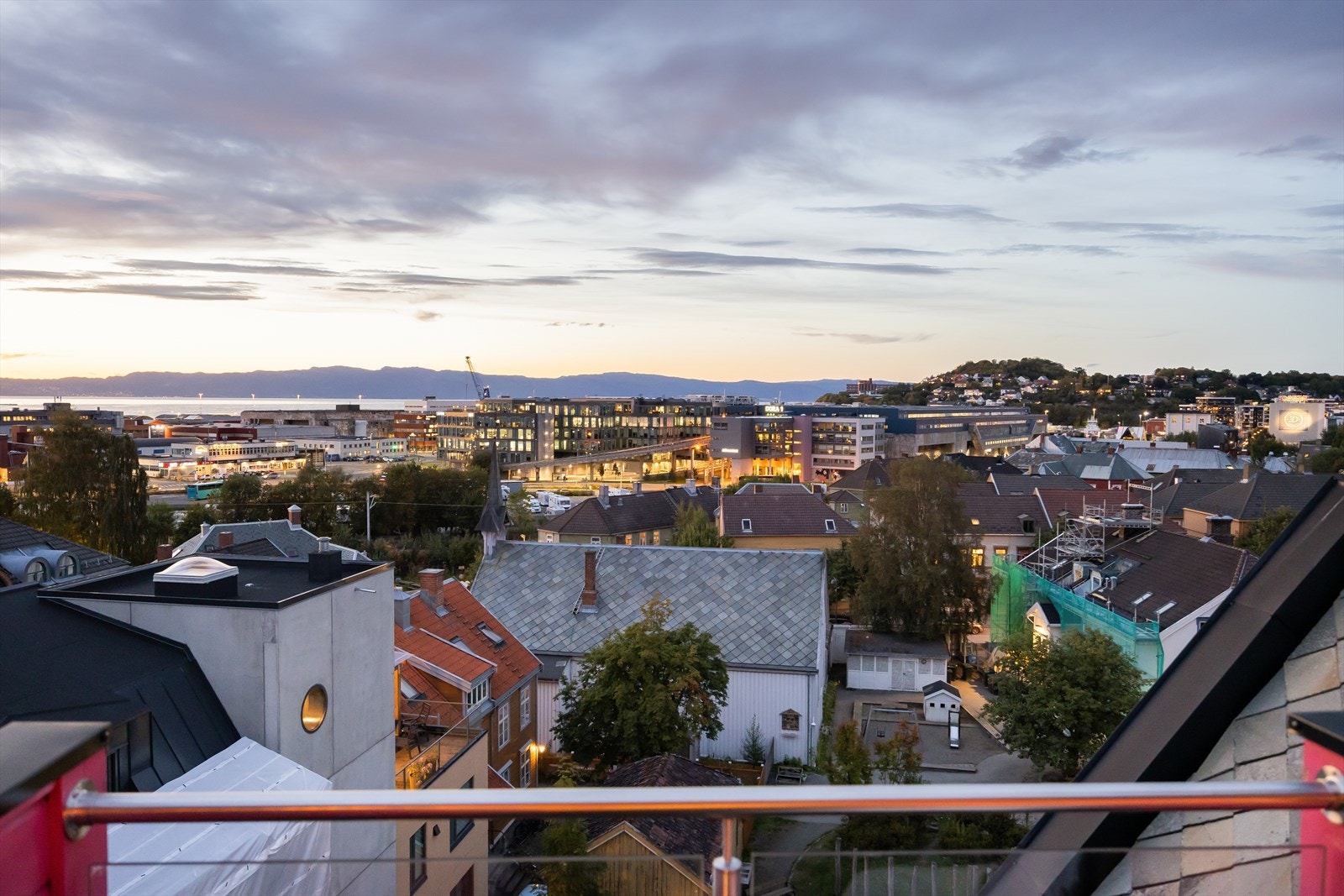 Leiligheten har utsikt ut mot Trondheimfjorden, Nyhavna og Ladehammeren. Her nyter du godt av beliggenhet i byggets øverste etasje og i nærhet til Solsiden med et bredt utvalg av shopping, dagligvarer og treningssenter. Galleribilde