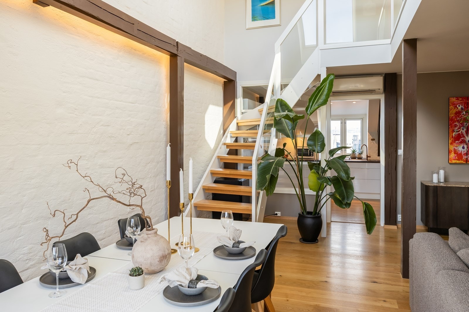 Bygget byr også på moderne kvaliteter som porttelefon, balansert ventilasjon og varmepumpe. Galleribilde