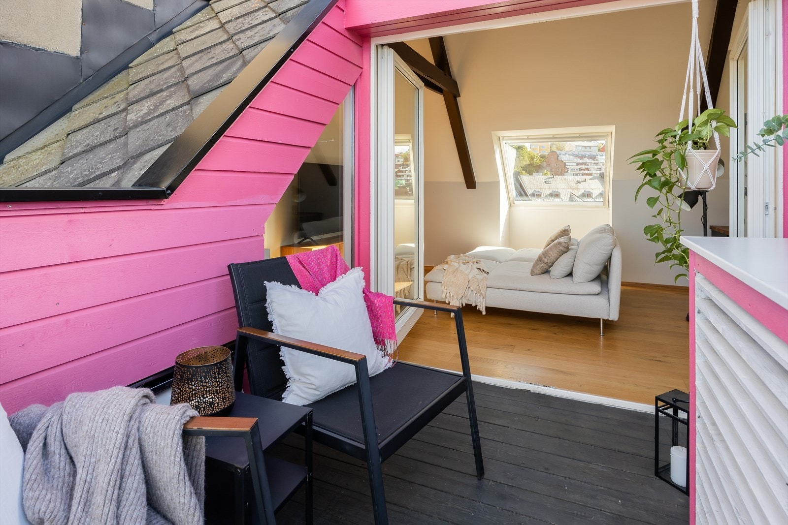 Terrassen fikk ny balkongdør, vinduer, glassgelender og gulv i 2016. Gulvet ble beiset og malt i 2023, samt at det ble lagt blikk på gelender og nytt panel på venstre side som er avbildet. Galleribilde