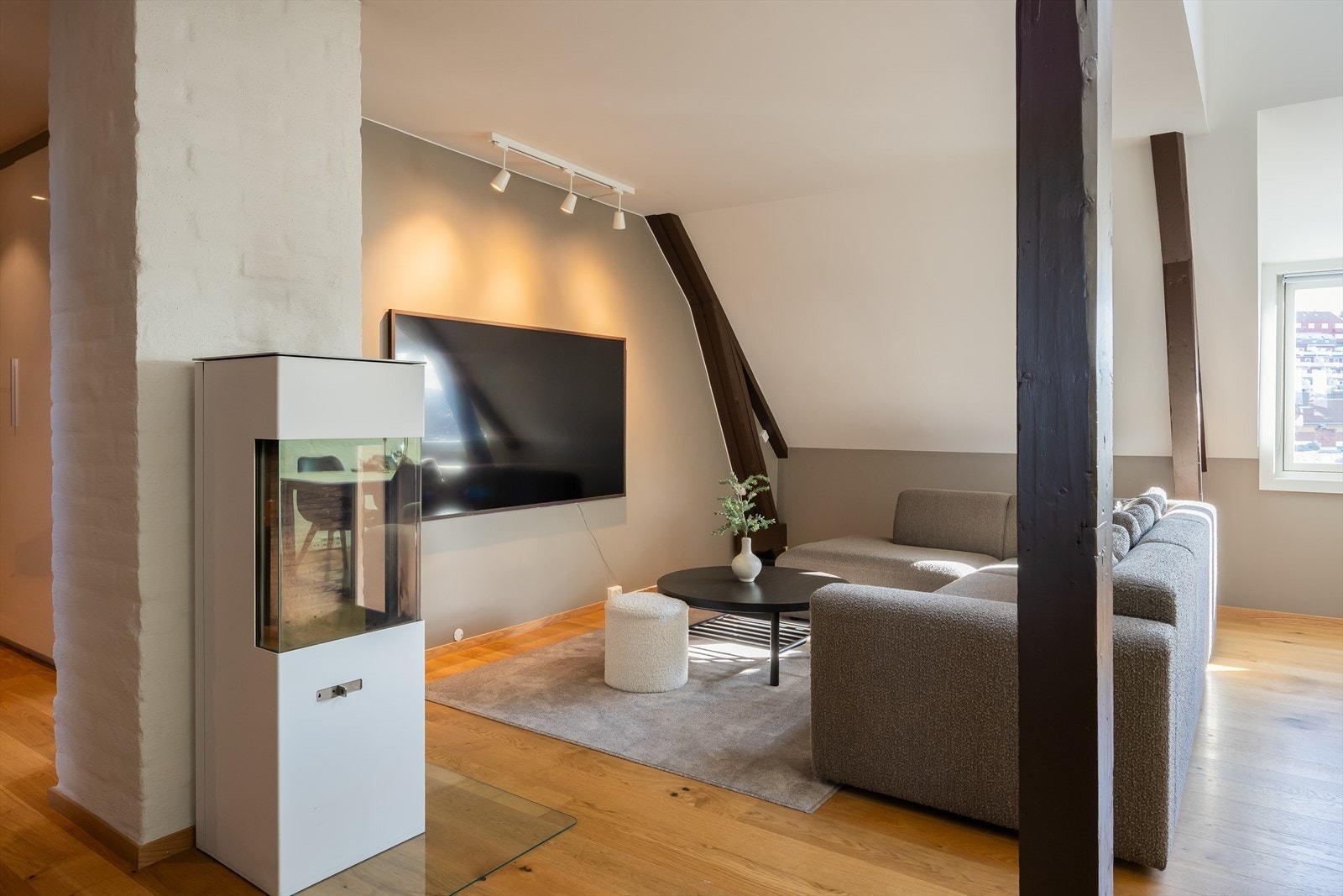 Behagelig vedfyring i stue som gir reduserte energikostnader og en lun atmosfære. Ny peis ble etablert i 2016 av Murerkompaniet AS og Varmefokus AS. Galleribilde