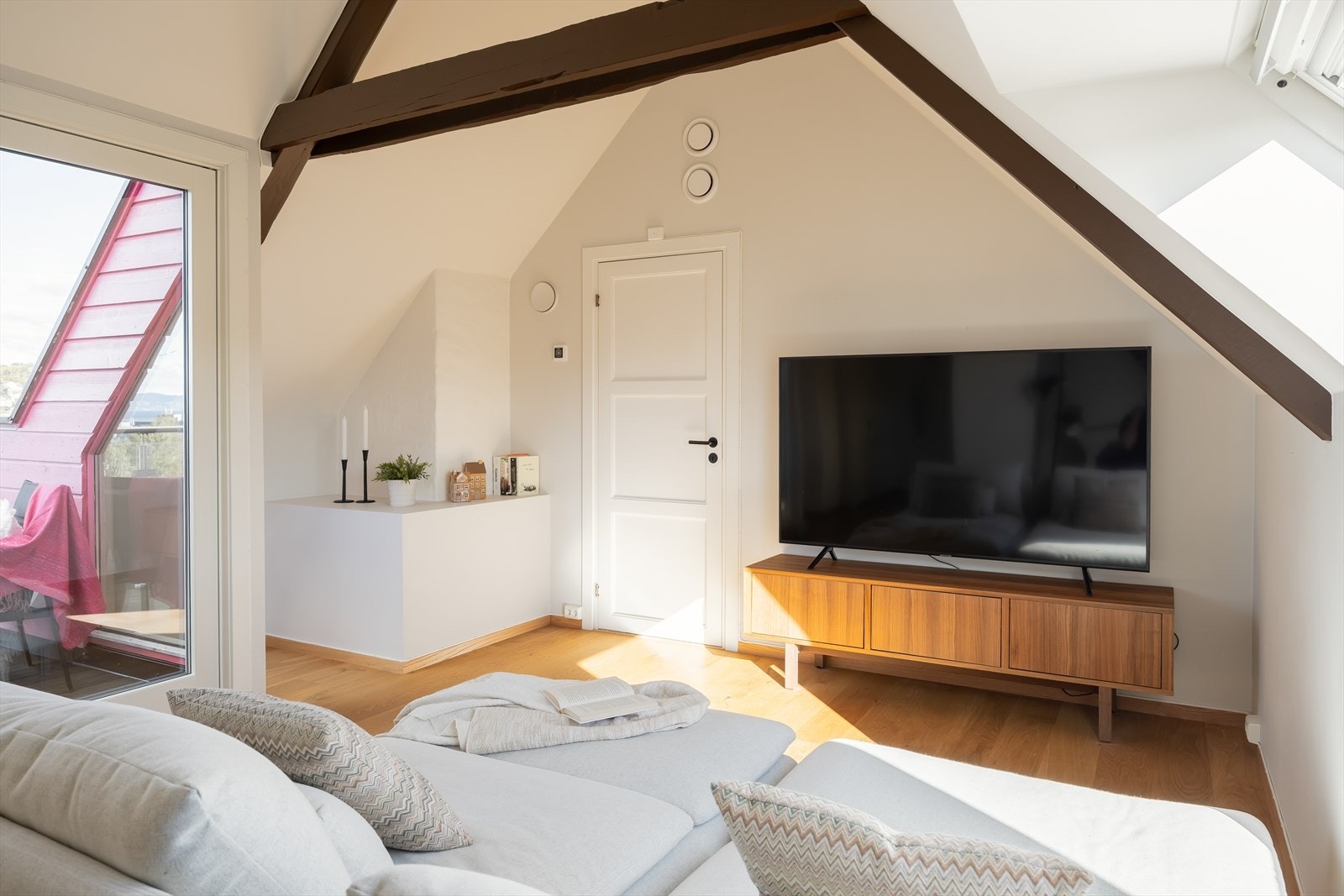 Her nyter du gode oppbevaringsmuligheter med to boder i direkte tilknytning til loftstuen. Leiligheten disponerer også en egen bod i kjeller på hele 13 m² for praktisk oppbevaring. Galleribilde