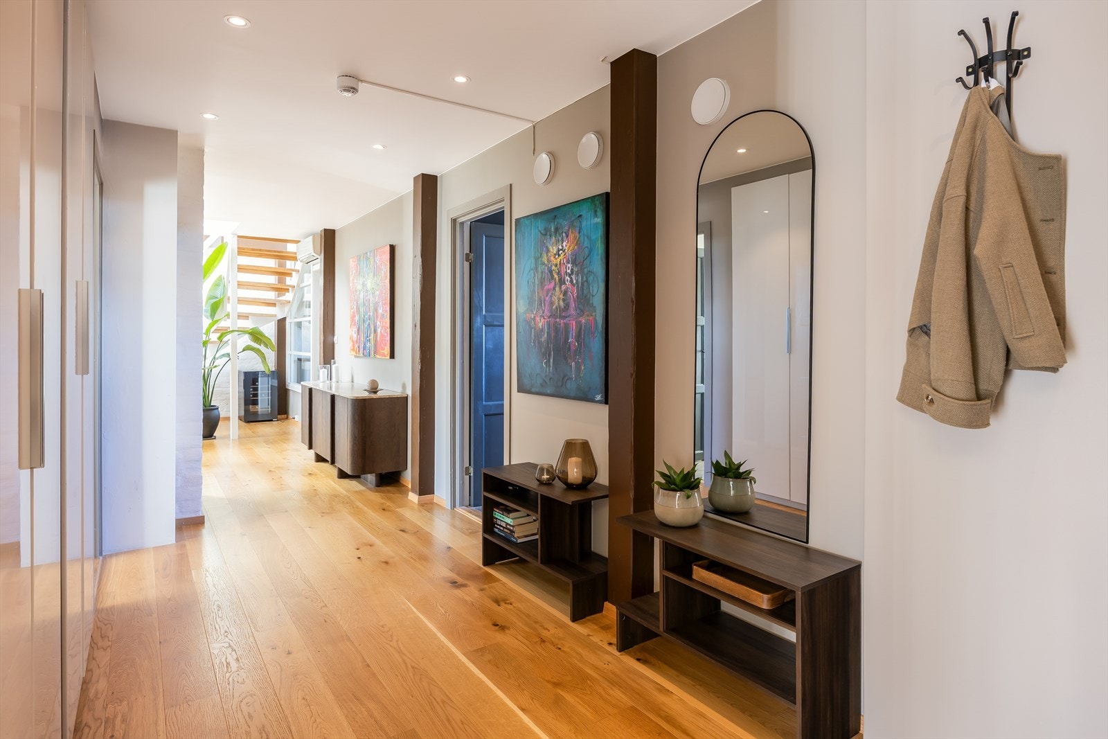 Romslig entrè på hele 11,6 m² med innebygd garderobe for praktisk oppbevaring. Galleribilde