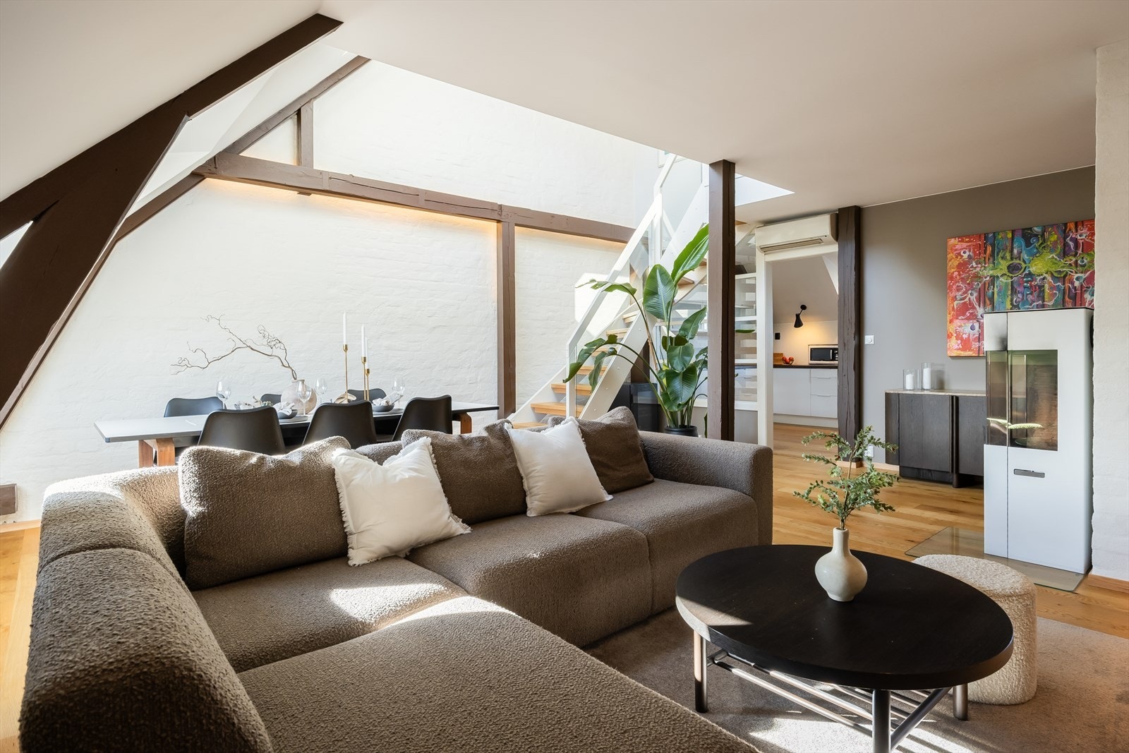 Leiligheten byr på god takhøyde og store vindusflater i tak mot øst, som skaper en eksepsjonell romfølelse. Galleribilde