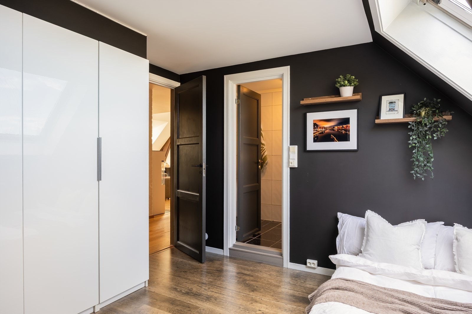 Garderobeskap for praktisk oppbevaring medfølger handelen. Galleribilde