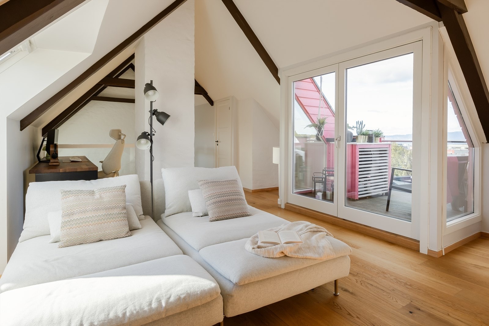 Loftetasjen er på 31 m² og byr på flere møbleringsmuligheter. De rause vindusflatene sørger for rikelig med lysinnslipp. Galleribilde