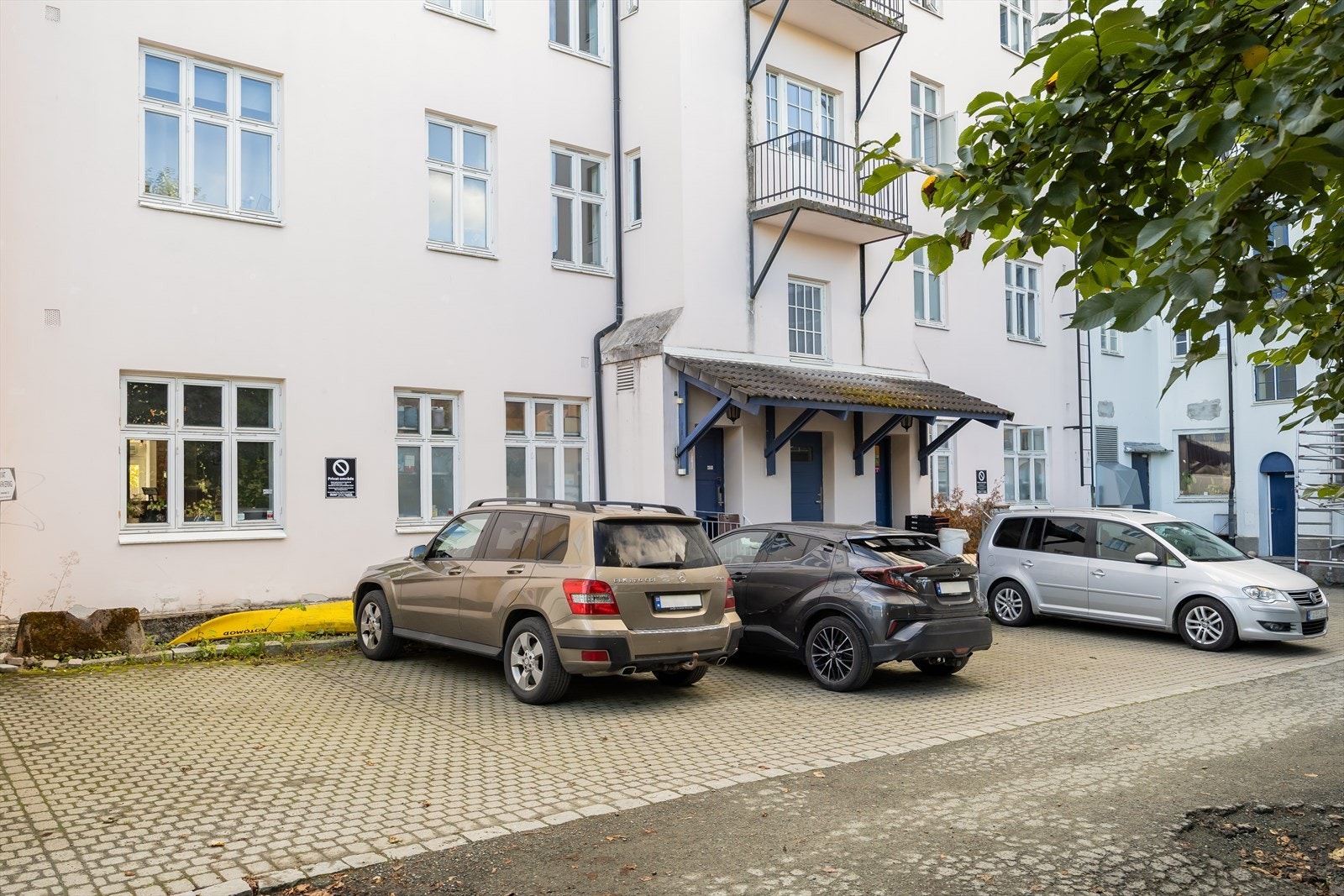 Felles parkering for sameiet i bakgård. Det er ingen faste parkeringsplasser, men selger opplyser om at det er god plass til egen bil og gjesteparkering. Her er det også utendørs sykkelparkering. Galleribilde