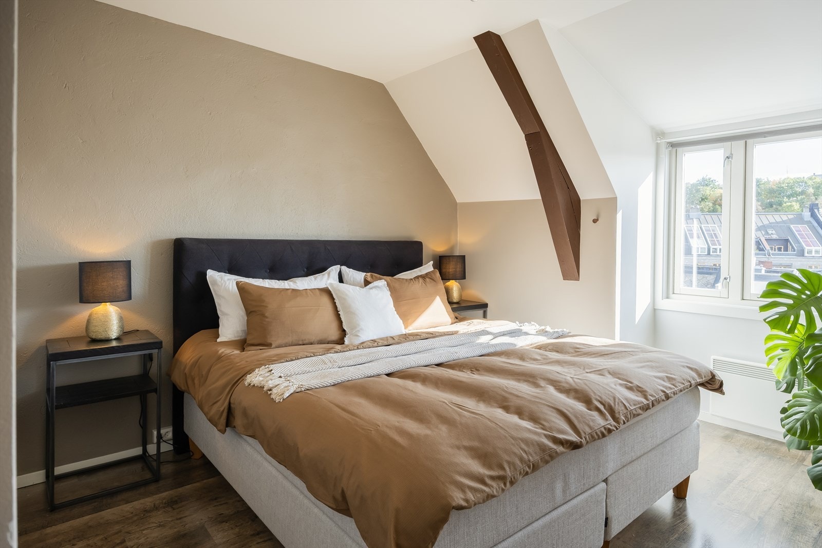 Leiligheten har to soverom. Dette er det største og er på 11,6 m². Galleribilde