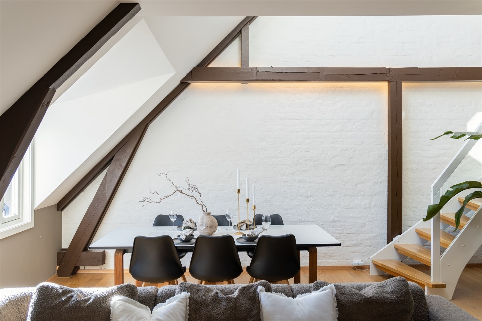 Leilighetens hovedetasje er på hele 96 m²og byr på en romslig stue som strekker seg over 35 m². Galleribilde