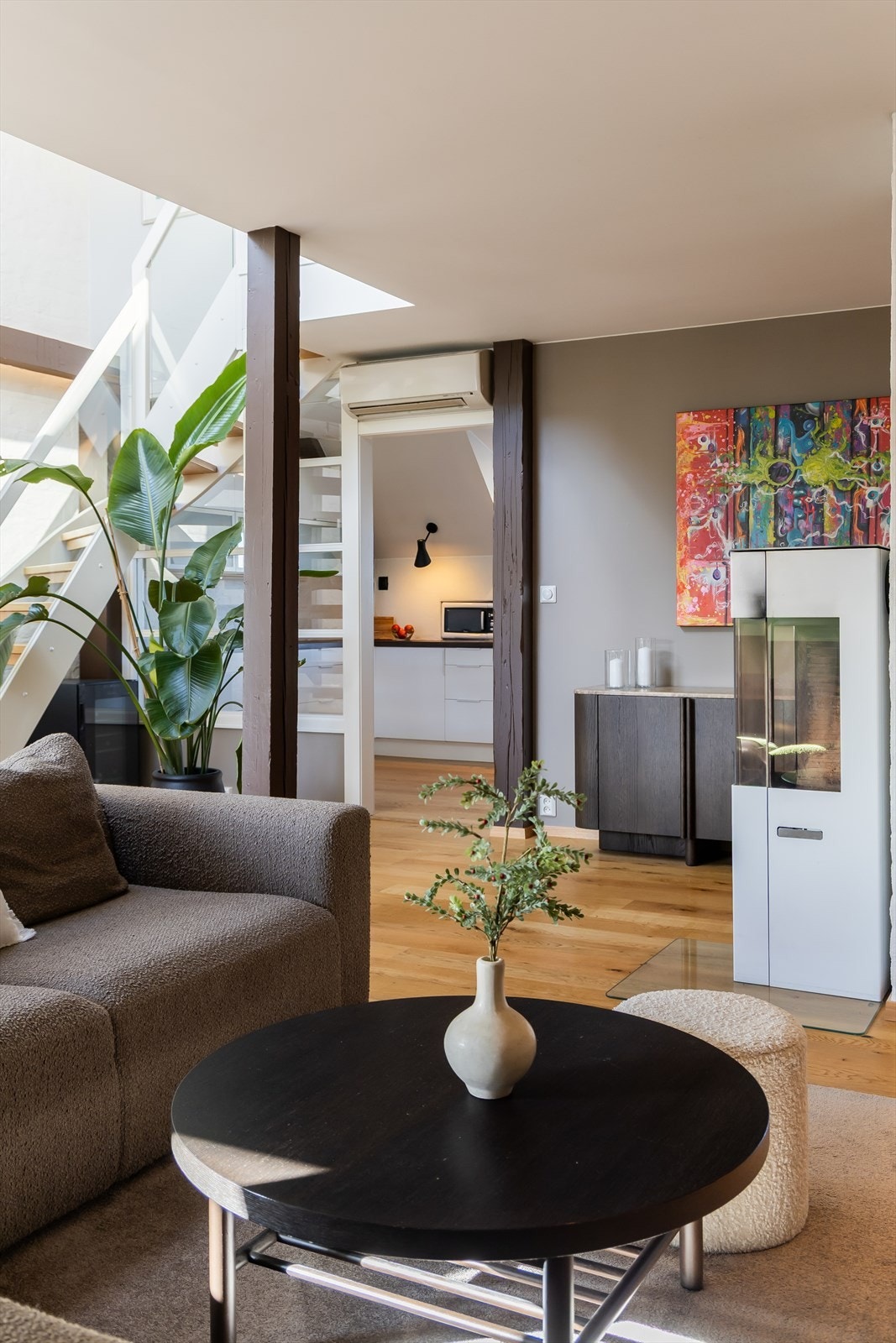 Takvinduer ble skiftet i 2016/2017, og i 2016 ble også de resterende vinduene i leiligheten byttet. Galleribilde