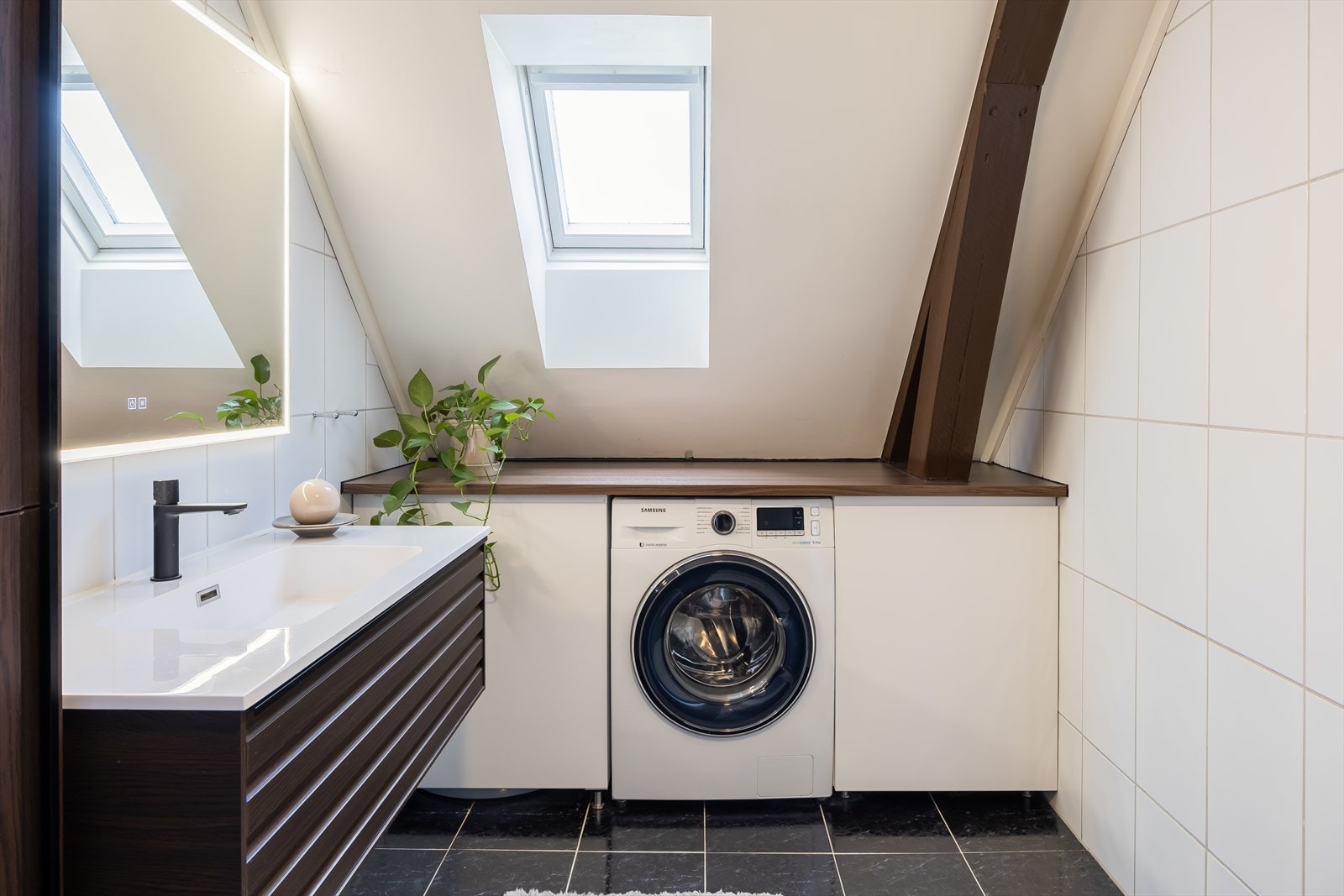 Badet ble oppgradert med ny innredning, speil og servant, samt plassbygd benk over vaskemaskin og innkassing av varmtvannsbereder. Galleribilde