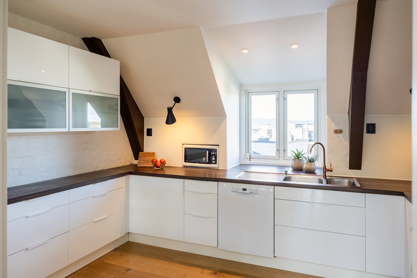 Kjøkkenet har integrerte hvitevarer som oppvaskmaskin, platetopp og stekeovn. Alle hvitevarer medfølger handelen, inkludert kombiskap. Det er også etablert lekkasjevakt. Galleribilde