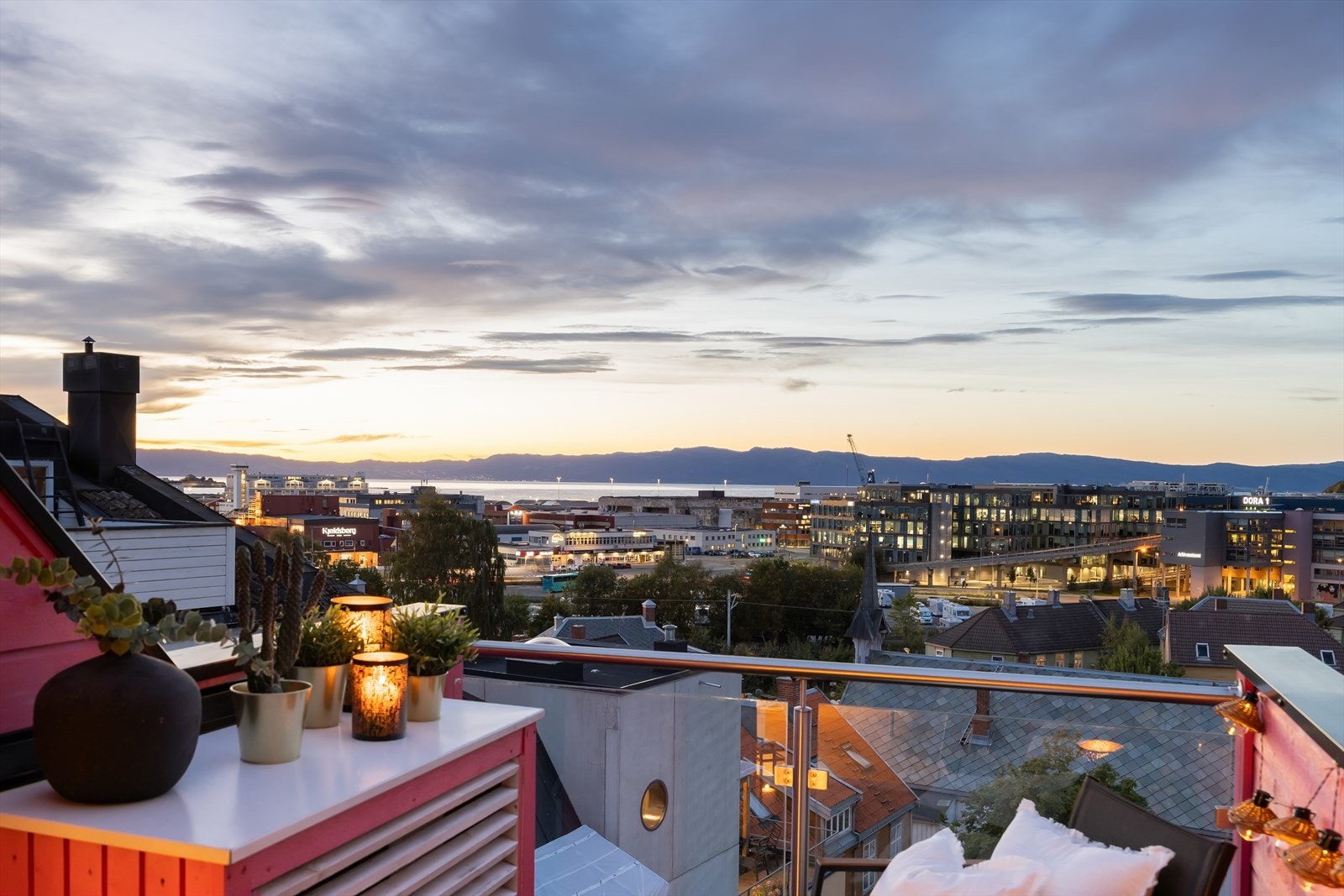 Velkommen til Innherredsveien 52 - En unik 3-roms toppleilighet over to plan på hele 127 m² med privat takterrasse og spektakulær utsikt mot Trondheimsfjorden. Galleribilde