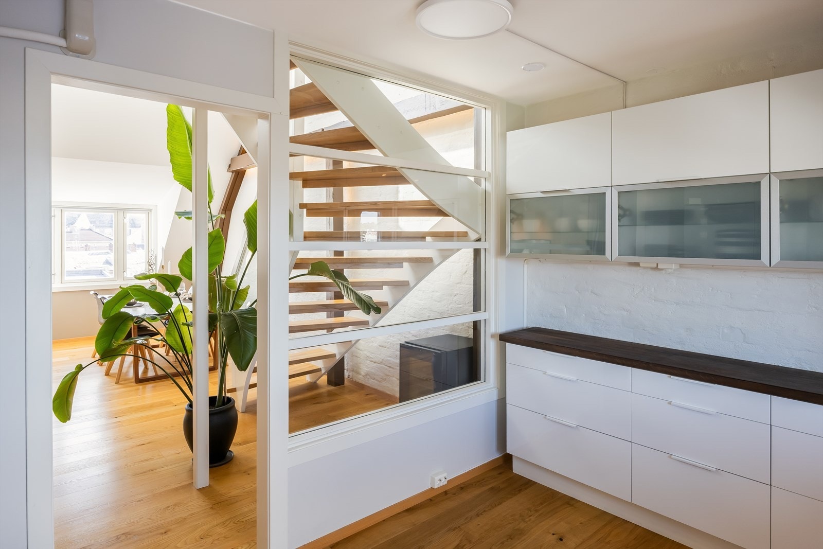 Leiligheten har en gjennomgående moderne standard, med detaljer som utpeker seg som glassvegg mellom kjøkken og stue. Galleribilde