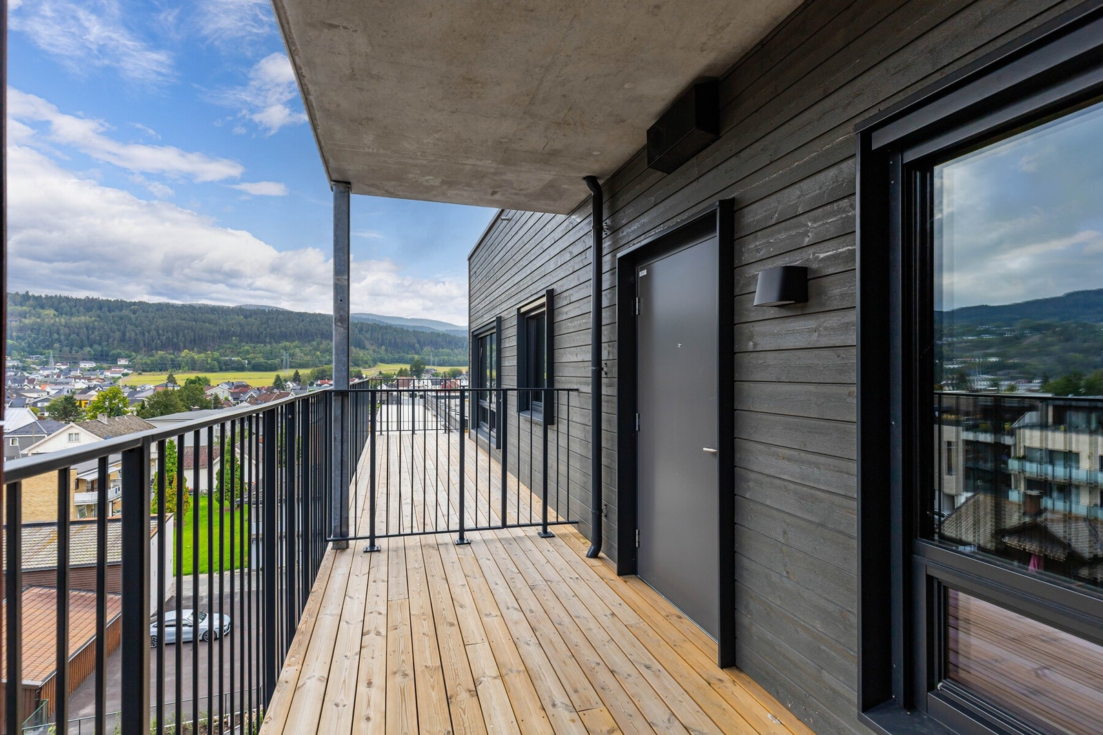 Adkomst via overbygd inngangsparti. Galleribilde