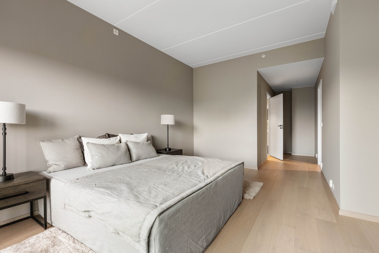 Soverommet har god plass til både garderobeløsning og annen møblement. Galleribilde