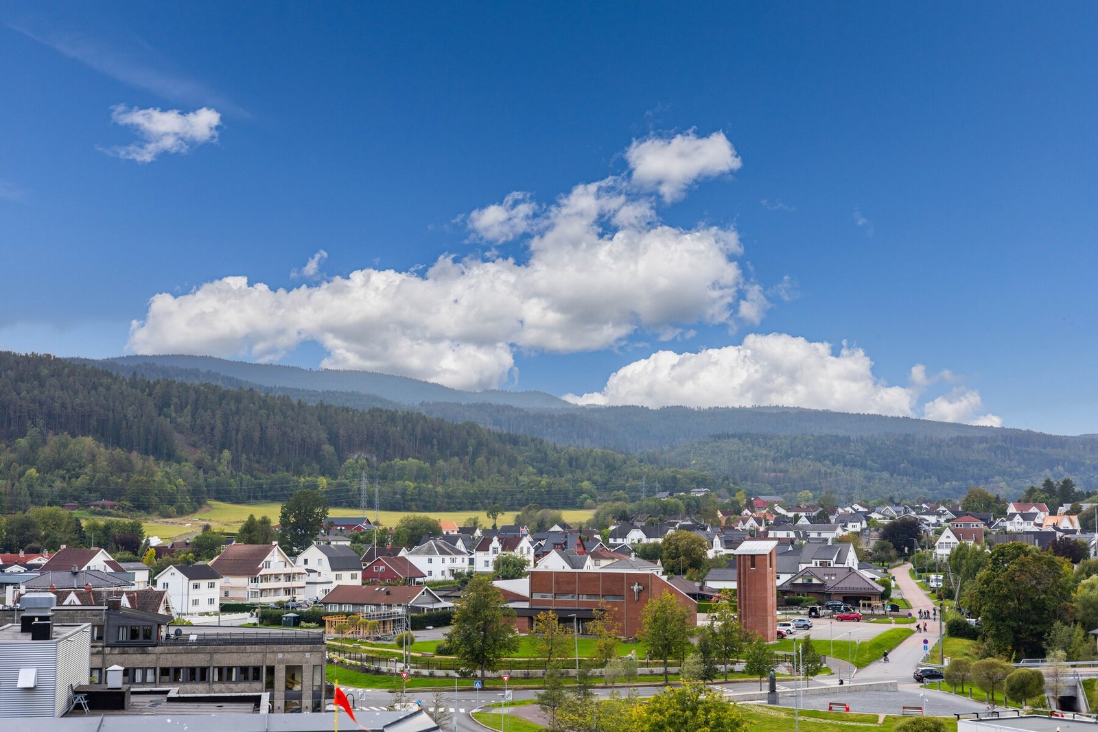 Nydelig utsikt ut over Mjøndalen og Åsen. Galleribilde