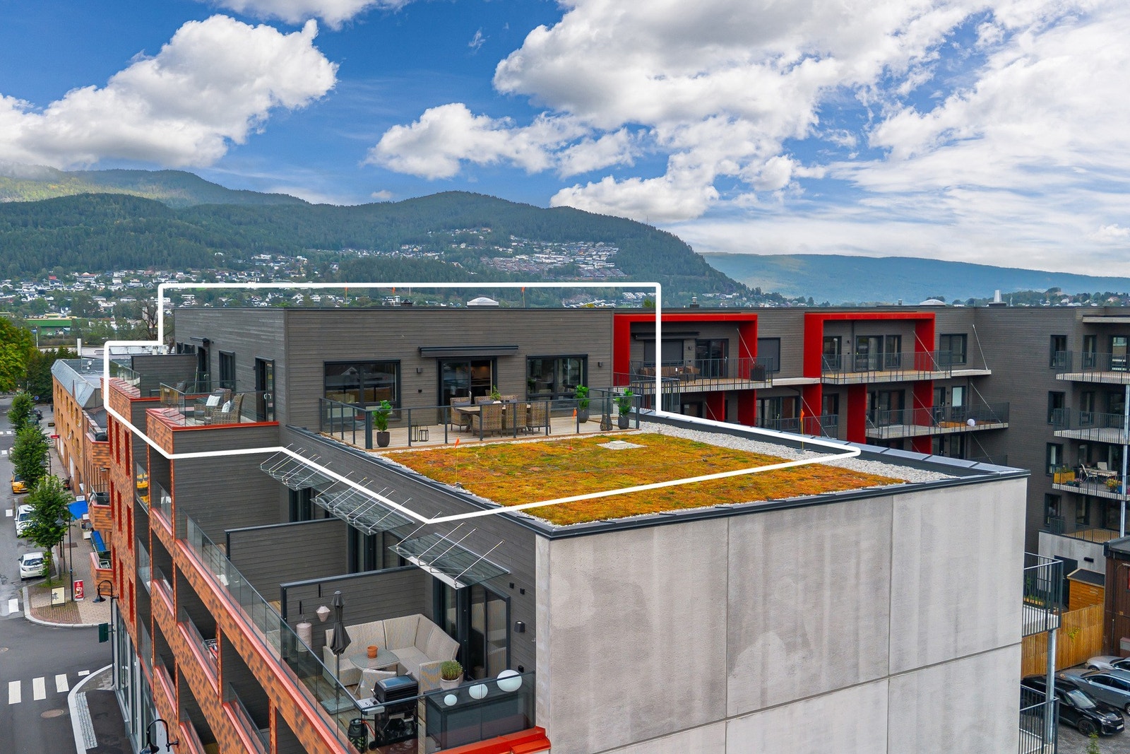 Leiligheten ligger i et populært og barnevennlig område i hjertet av Mjøndalen i Drammen kommune, med Mjøndalen kulturhus som nærmeste nabo. Galleribilde