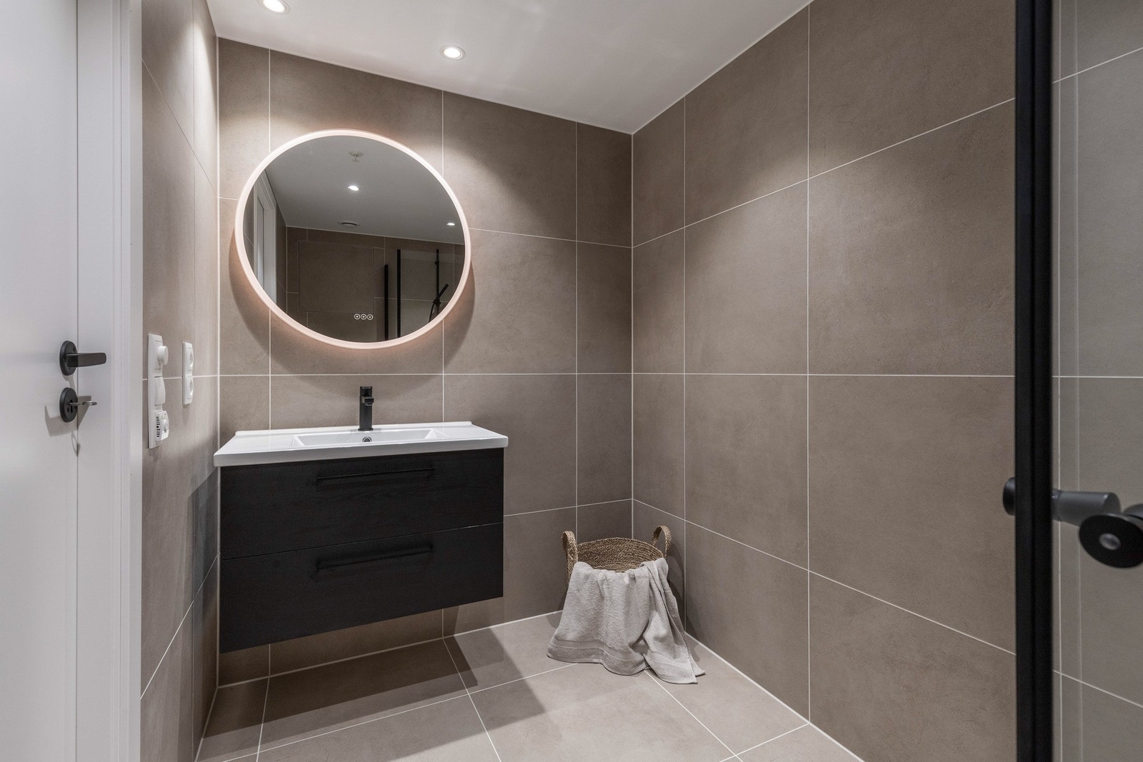 Det andre badet ligger tilknyttet entreen, og ar innredning med svarte fronter. Galleribilde