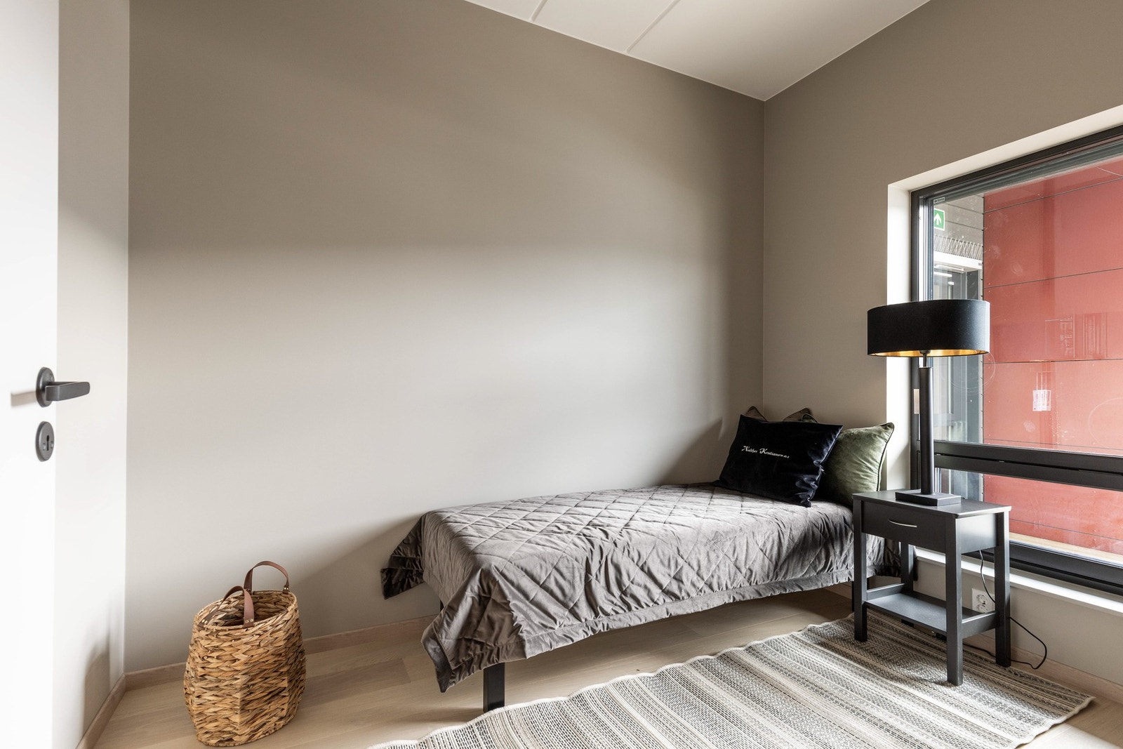 Det minste soverommet ligger tilknyttet entreen, og passer perfekt som både barnerom og gjesterom. Galleribilde