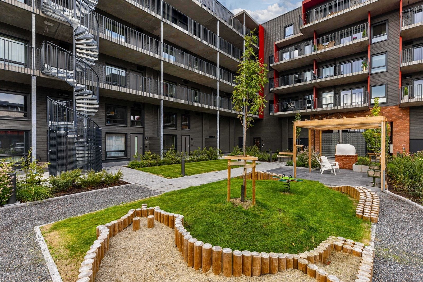 Sameiet kan by på et svært trivelig felles uteområde, hvor det mellom bygningene er etablert et hyggelig og sosialt atrium. Galleribilde