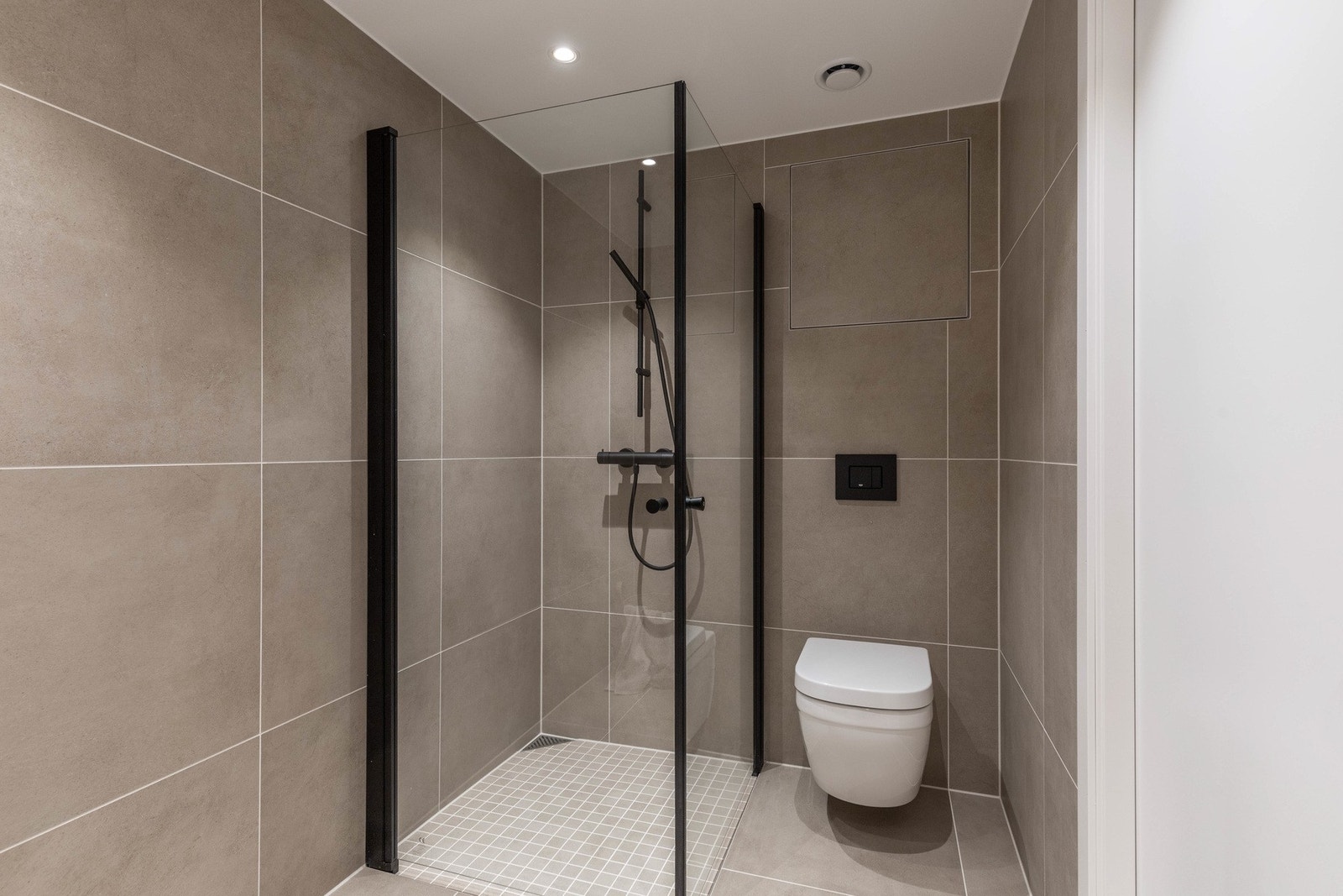 Her er det også dusjhjørne og vegghengt toalett. Galleribilde