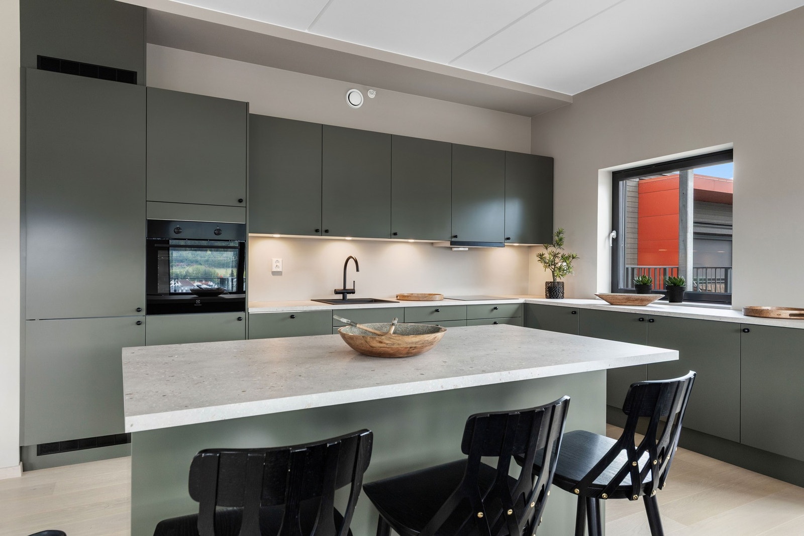 Kjøkkenøya fungerer like fint til frokostspising som til lekselesing. Galleribilde