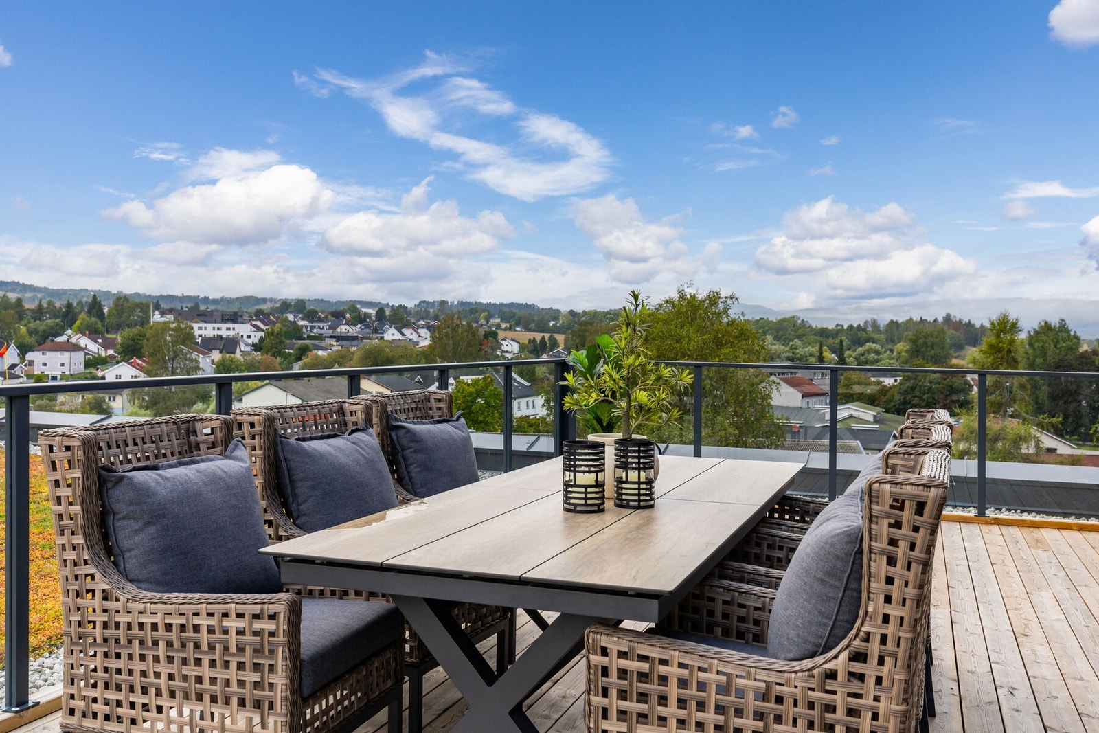 På den største balkongen er det god plass til flere sittegrupper. Galleribilde