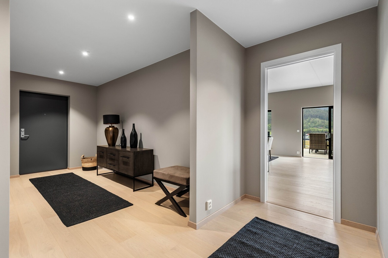 Lys og velkomnande entré med plass til garderobeløsning. Galleribilde