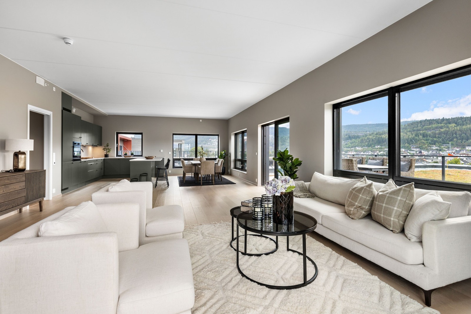 Store vindusflater slipper inn rikelig med dagslys. Galleribilde