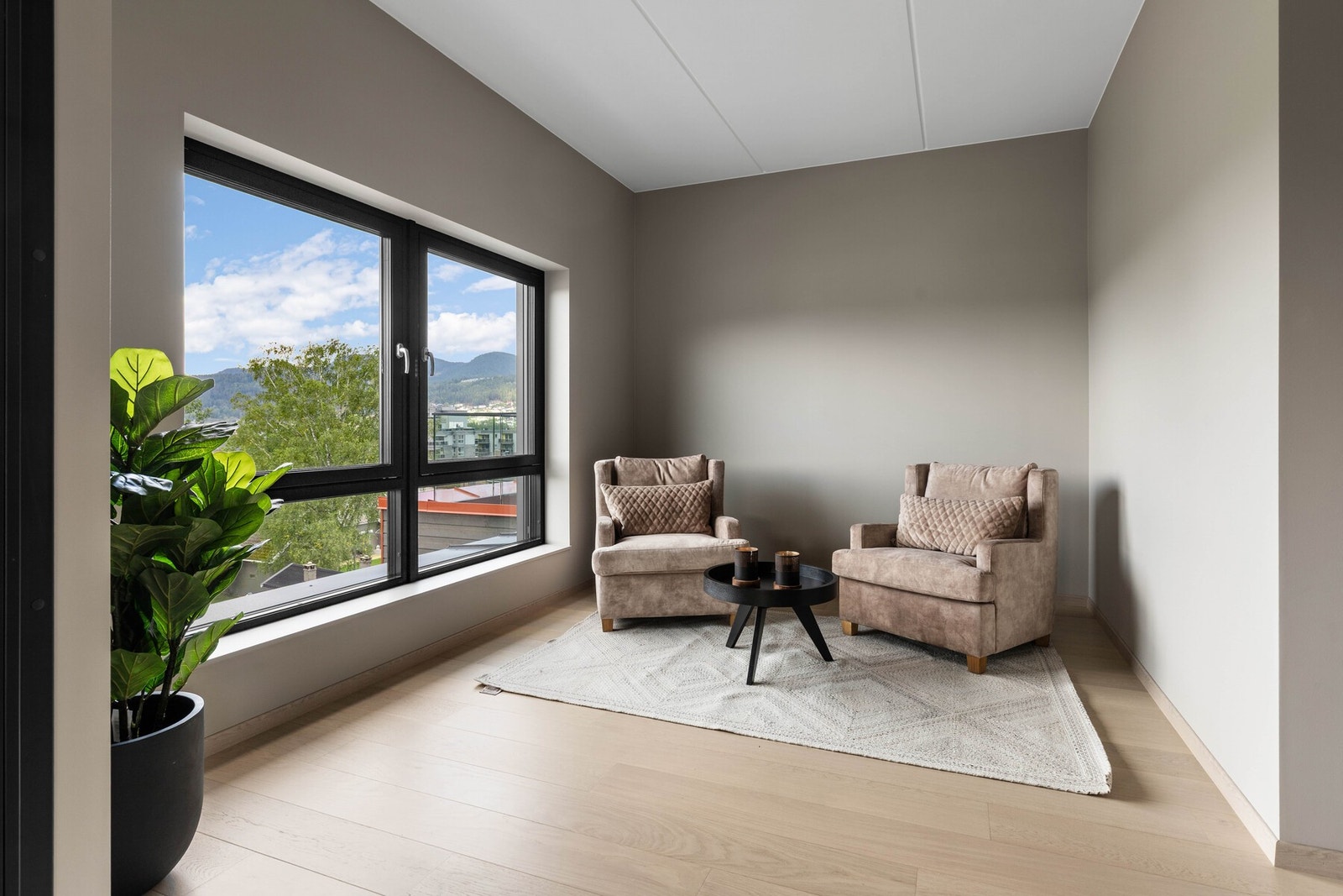 Det andre soverommet ligger tilknyttet stuen og kan like gjerne brukes som kontor, tv-stue eller hva enn en måtte ønske. Galleribilde