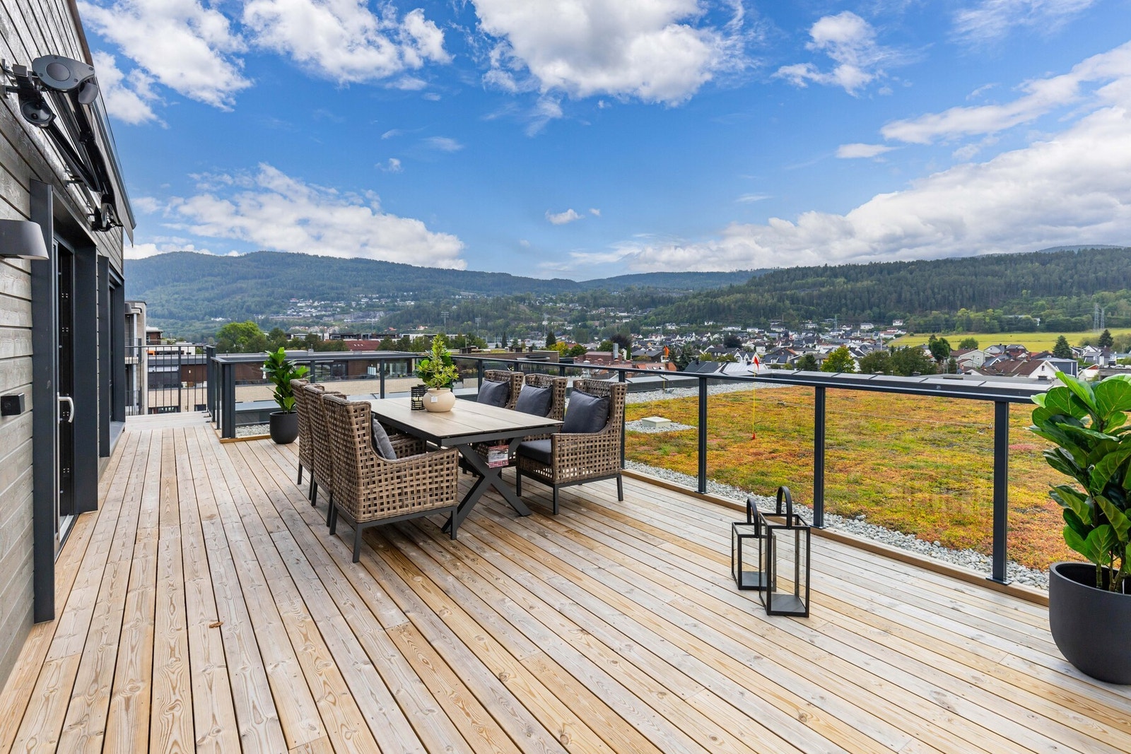 Rundt leiligheten er det flere terrasser som til sammen utgjør et svært generøst uteareal. Galleribilde