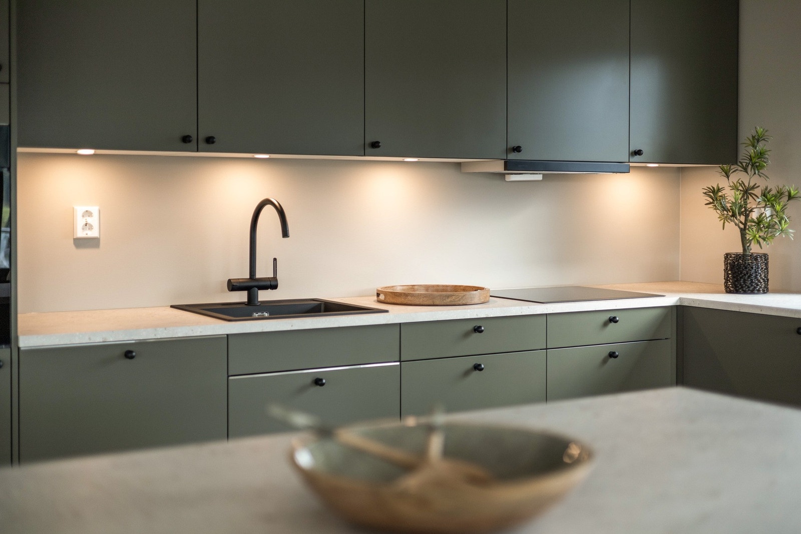 Et elegant kjøkken hvor funksjon møter design. Galleribilde