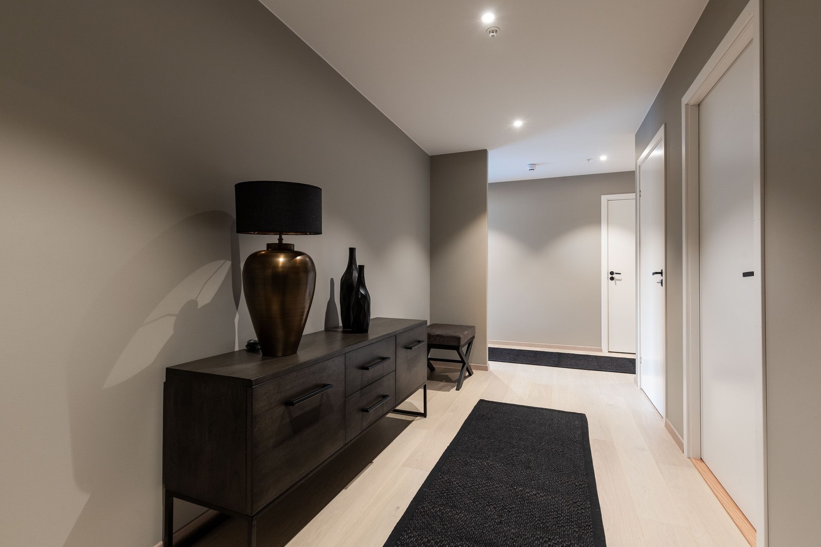 Praktisk inngangsparti som gir et ryddig førsteinntrykk. Galleribilde