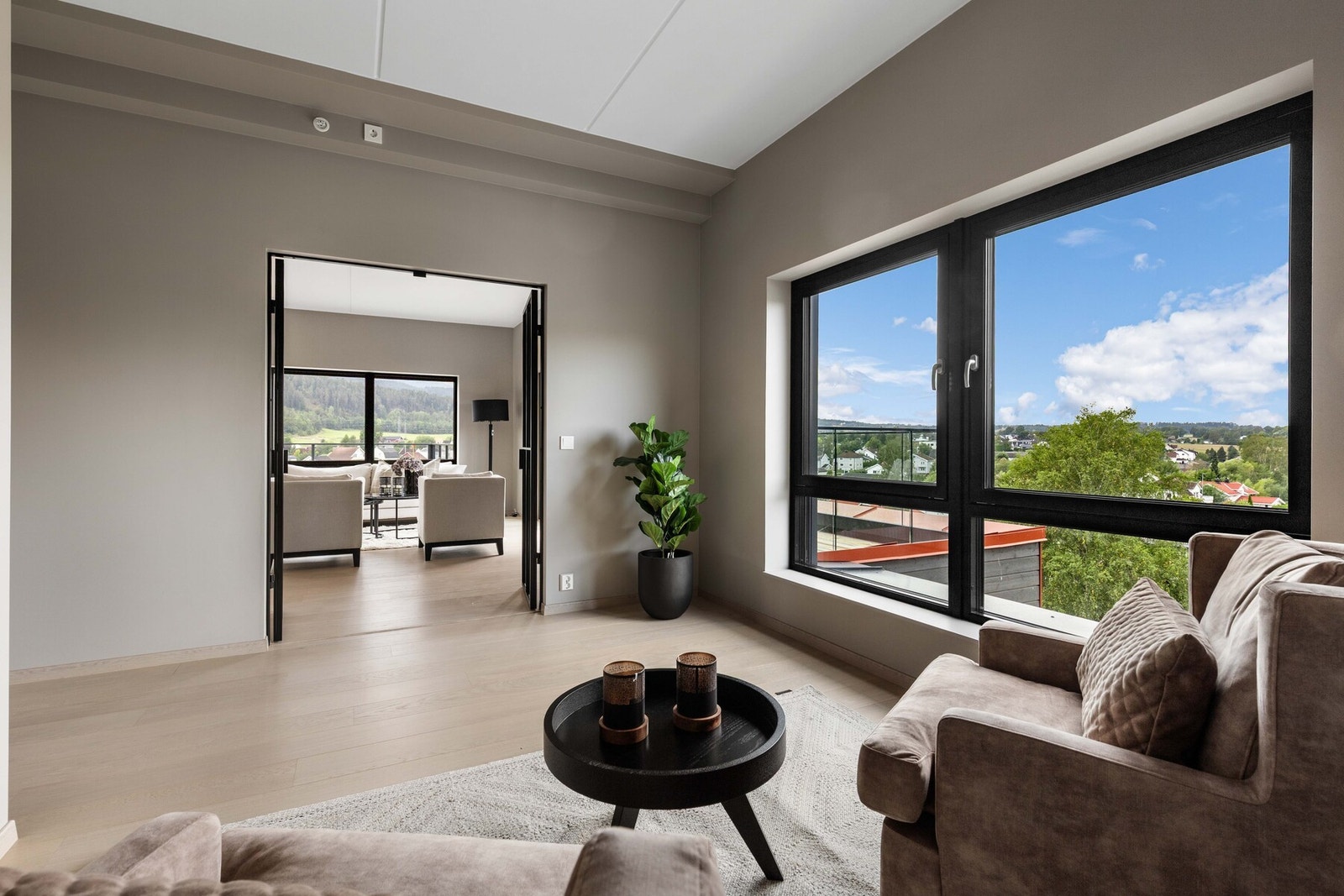 Innbydende rom med enstavs parkett og lyse overflater. Galleribilde