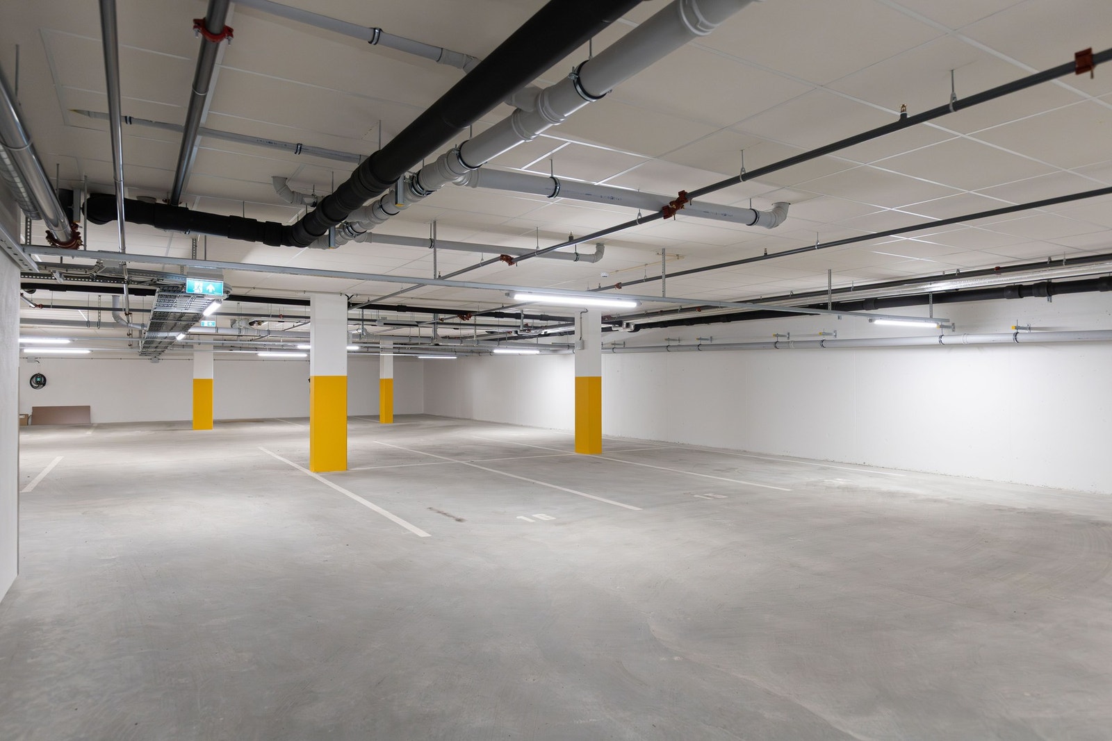 Det er mulighet å kjøpe p-plass i garasjekjeller. Galleribilde