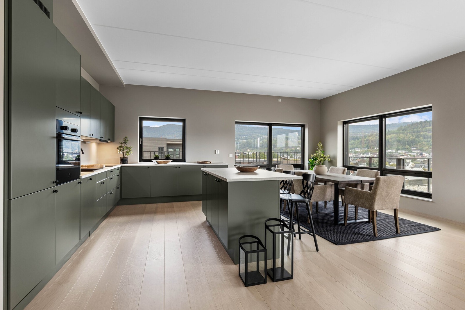 Moderne kjøkkenøy som skaper et naturlig samlingspunkt. Galleribilde