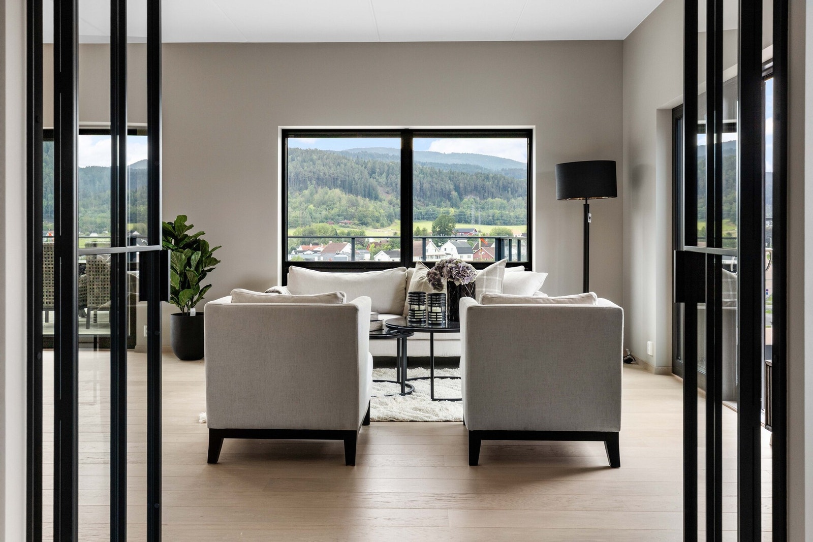 Soverommet har en stilren glassdør. Galleribilde