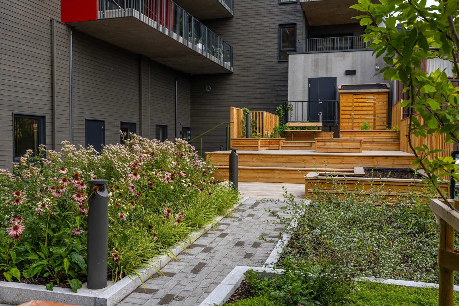 Her finner man også en sjarmerende pergola og flere soner med sittegrupper - perfekte for både avslapning og hyggelig samvær med naboer. Galleribilde